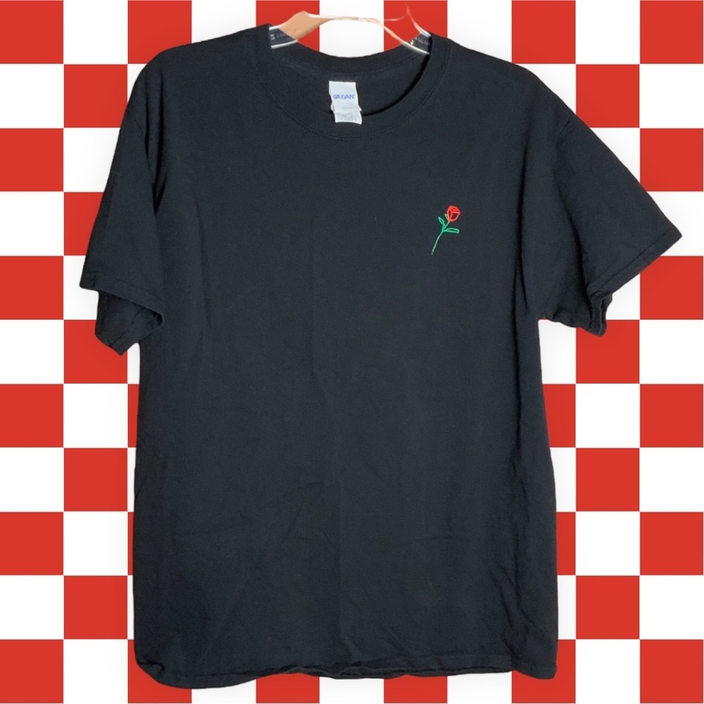 Gildan Black TShirt w Stitched Rose on Front Men L (Chest Measures Like Medium)